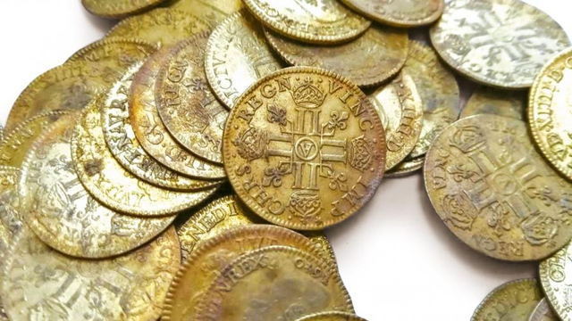 Koin emas ditemukan tukang bangunan yang nilainya mencapai Rp 5 miliar. Foto: IVOIRE ANGERS/DELOYES
