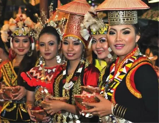 Keunikan Pakaian Adat Kalimantan Barat beserta Aksesoris dan Maknanya (154638)