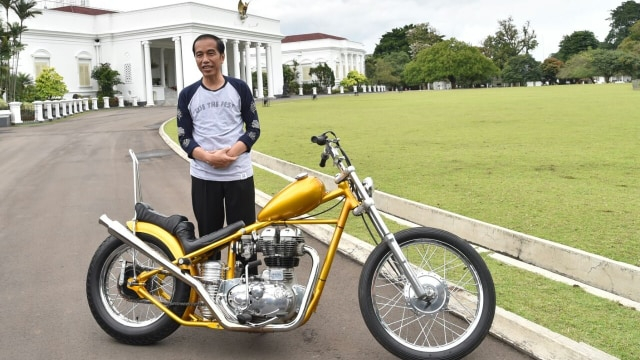 Presiden Joko Widodo dan motor chopper emasnya. (Foto: Dok. Biro Pers Setpres)
