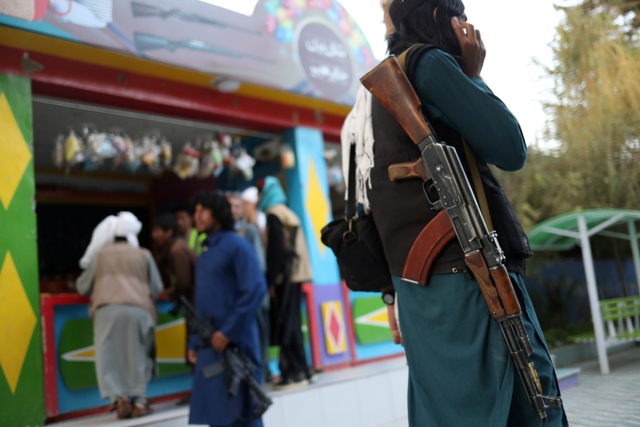 Pejuang Taliban di sebuah taman hiburan di Kabul, Afghanistan. Foto: WANA/via REUTERS