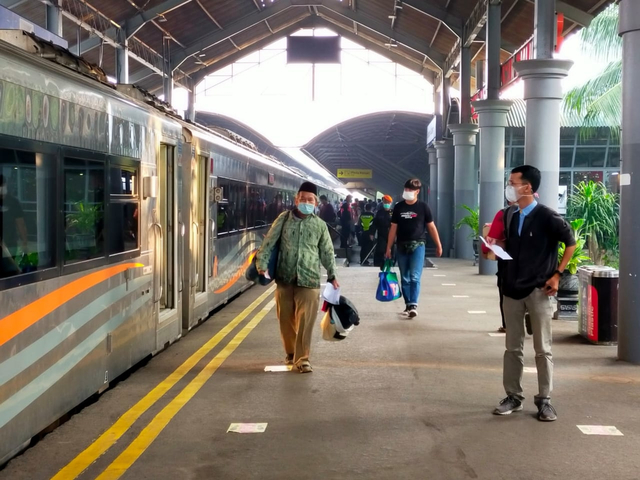 Mulai Hari Ini Penumpang KA dari Surabaya Wajib Vaksin COVID-19 (100240)