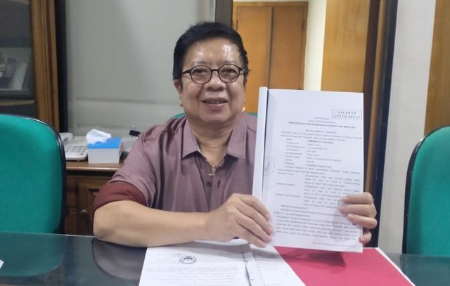 Robert Khuana menunjukkan salinan putusan PK Mahkamah Agung - IST