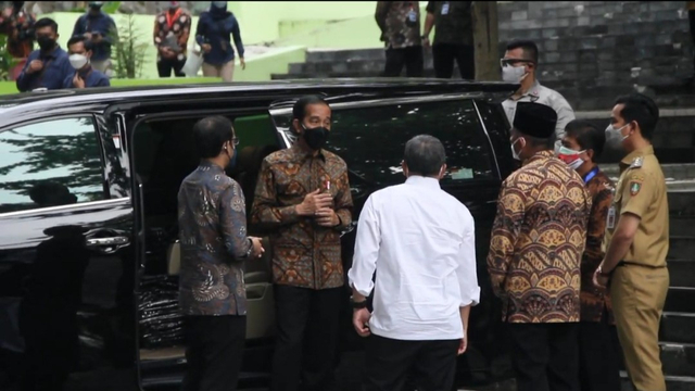 Presiden Joko Widodo dalam kunjungannya ke kampus UNS. Wali Kota Solo Gibran Rakabuming (berseragam warna krem) ikut mendampingi. (FOTO: Humas Pemkot Solo)