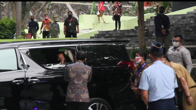 FOTO: Momen Perdana Gibran Rakabuming Mendampingi Jokowi dalam Acara Resmi (1)