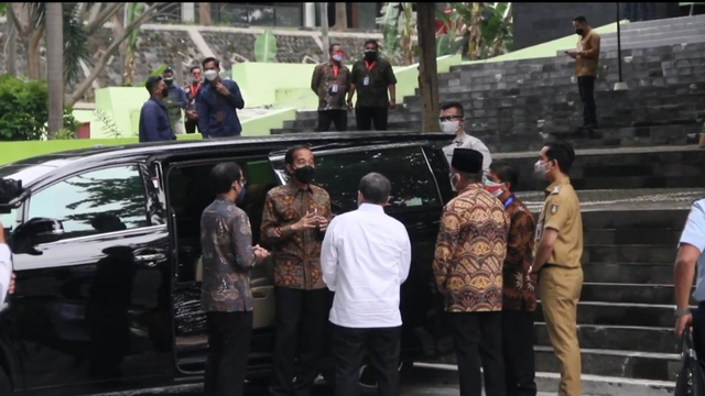 FOTO: Momen Perdana Gibran Rakabuming Mendampingi Jokowi dalam Acara Resmi (2)