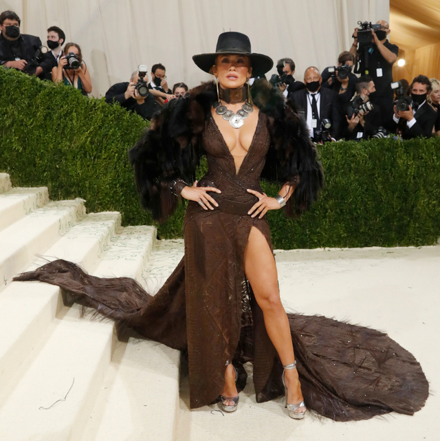 17 Potret Gaun Terbaik Selebriti di Met Gala 2021 (68872)