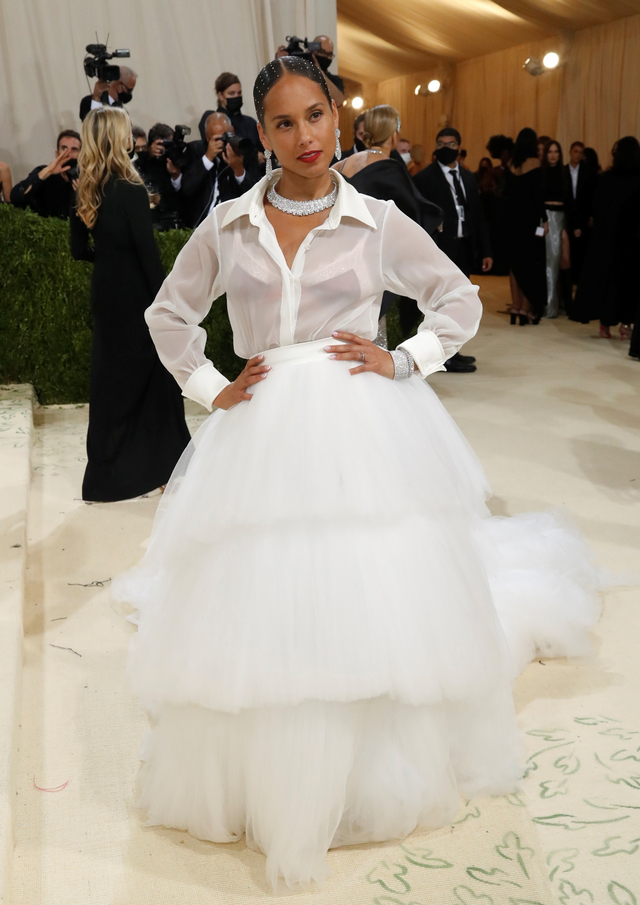 17 Potret Gaun Terbaik Selebriti di Met Gala 2021 (68875)
