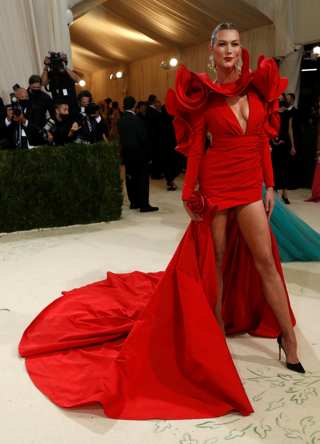 17 Potret Gaun Terbaik Selebriti di Met Gala 2021 (68873)