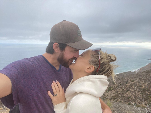 Kate Hudson Tunangan dengan Danny Fujikawa. Foto: Instagram/katehudson