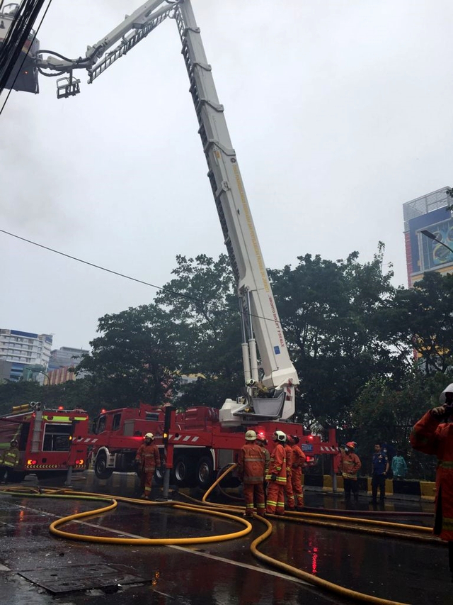 Bronto Dikerahkan Padamkan Kebakaran Di Ruko Depan LTC Glodok, Masih ...