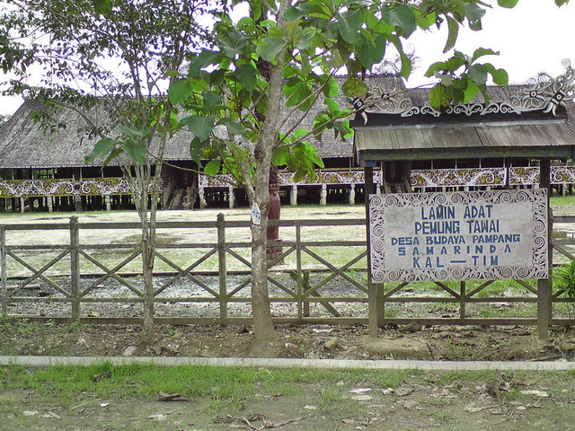 Mengenal Keunikan Rumah Adat Lamin Khas Kalimantan Timur Kumparan Com