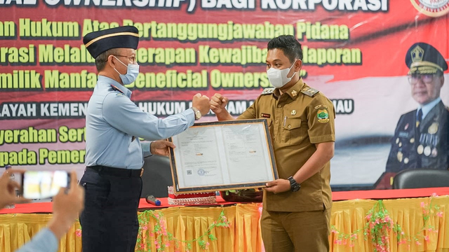 Wakil Bupati Lingga, Neko Wesha Pawelloy menerima sertifikat kekayaan intelektual komunal dari Kepala Kanwil Kemenkumham Kepri, Husni Thamrin. Foto: Istimewa.