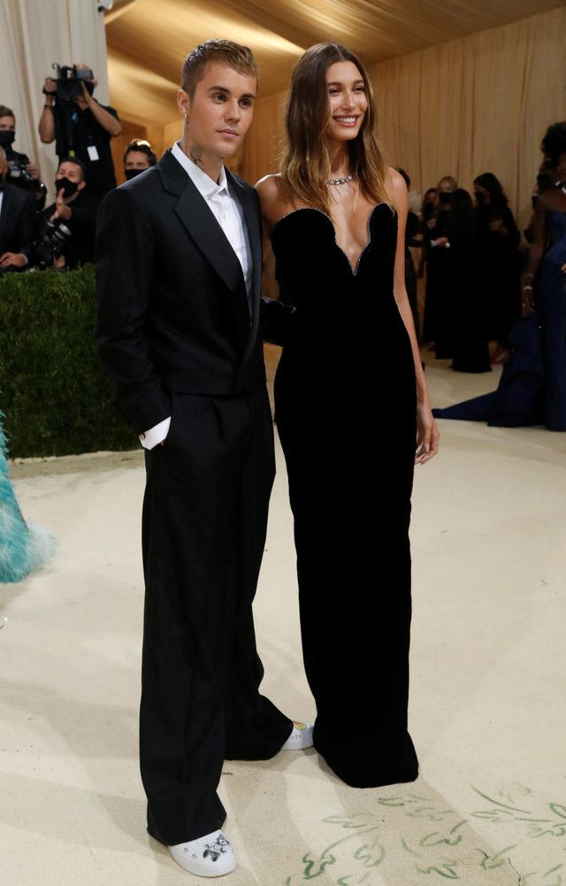 Justin Bieber dan Hailey Bieber tiba di Met Gala 2021 di Metropolitan Museum of Art, New York, Amerika Serikat, Senin (13/9). Foto: Mario Anzuoni/Reuters