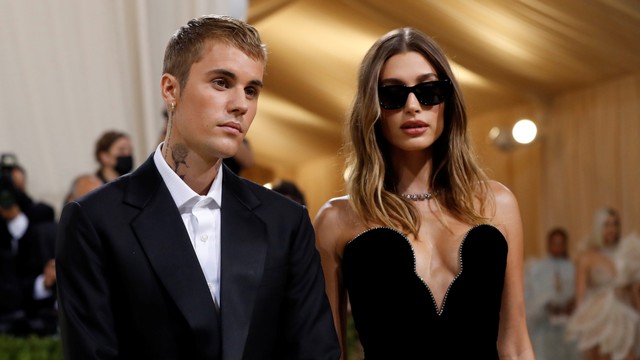 Justin Bieber dan Hailey Bieber tiba di Met Gala 2021 di Metropolitan Museum of Art, New York, Amerika Serikat, Senin (13/9). Foto: Mario Anzuoni/Reuters