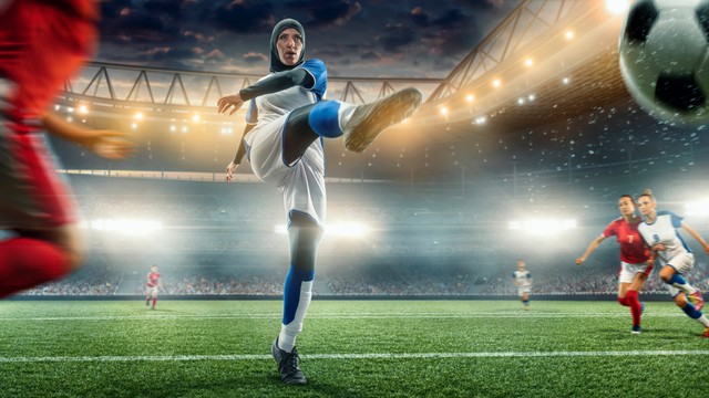 Ilustrasi pesepak bola wanita berhijab Foto: Shutter Stock