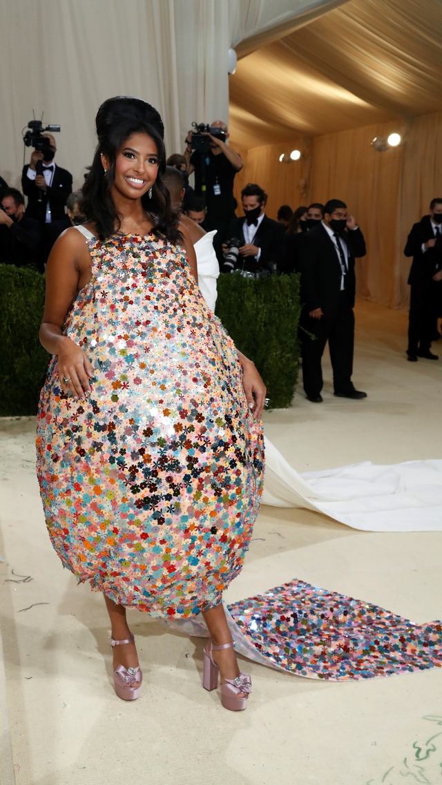 16 Busana Selebriti Paling Unik di Met Gala 2021, Ada Kuda hingga Robot Emas (1242856)
