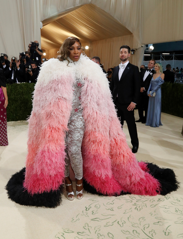 16 Busana Selebriti Paling Unik di Met Gala 2021, Ada Kuda hingga Robot Emas (1242865)