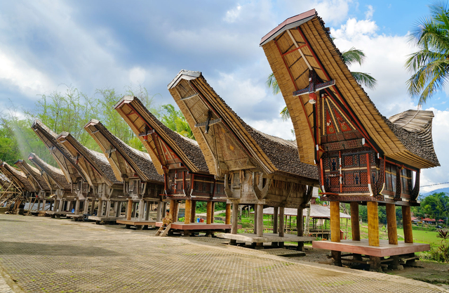 Ilustrasi keunikan pakaian adat Sulawesi Selatan, sumber gambar: https://www.unsplash.com/