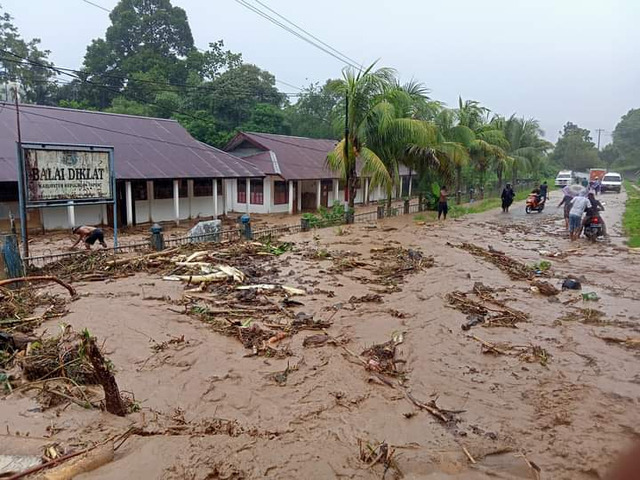Penampakan Kota Serui Usai Diterjang Hujan Angin, Longsor dan Banjir Bandang  (129362)