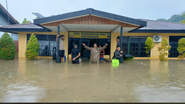Penampakan Kota Serui Usai Diterjang Hujan Angin, Longsor dan Banjir Bandang  (129363)