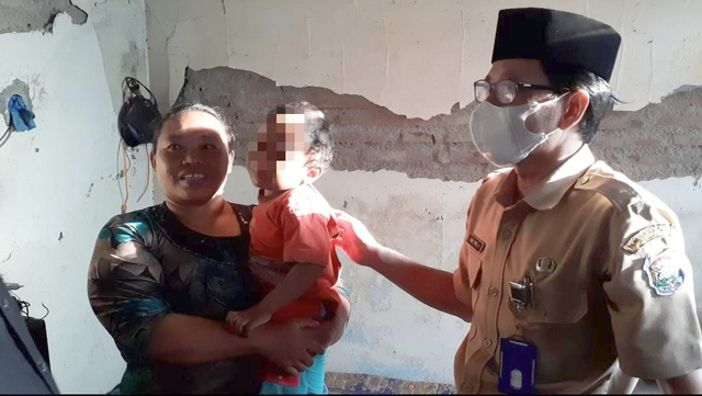 Umrotun menggendong anaknya VF (3) usai menjalani pemeriksaan medis di RSUD Kardinah dan kembali ke rumahnya di Kelurahan Debong Lor, Tegal Barat, Kota Tegal, Senin (13/9/2021) sore. (Foto: Setyadi)