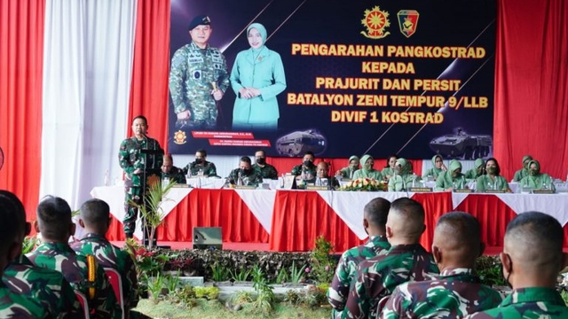 Pangkostrad Letjen TNI Dudung Abdurachman memberi sambutan saat berkunjung ke Batalyon Zipur 9 Kostrad. Foto: Dok. Kostrad