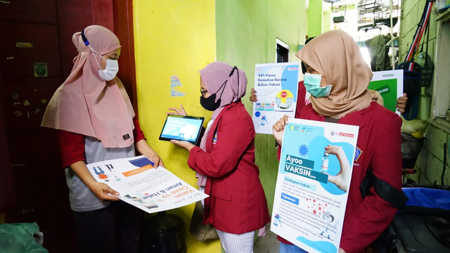 Mahasiswa FIK UM Surabaya memberikan edukasi terkait vaksin COVID-19 kepada warga.