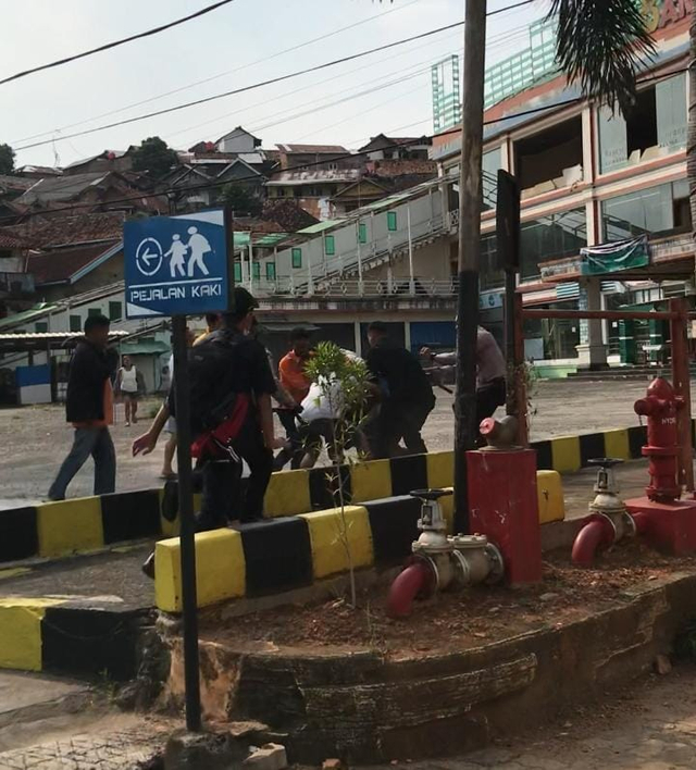 Aksi Personel Brimob Lumpuhkan Pria Bawa Pisau di Stasiun KAI Tanjung Karang (1)