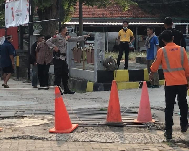 Aksi Personel Brimob Lumpuhkan Pria Bawa Pisau di Stasiun KAI Tanjung Karang (2)
