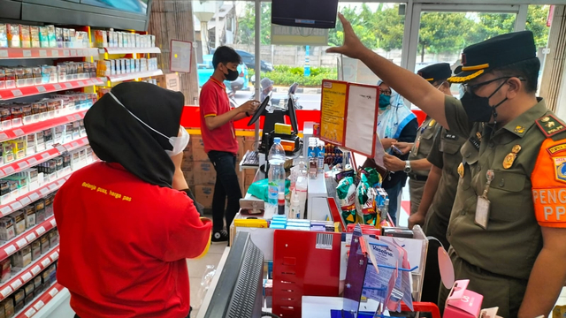 Satuan Polisi Pamong Praja (PP) Jakarta Barat menyambangi minimarket d wilayah Kembangan, Jakarta Barat. Foto: Pemprov DKI Jakarta