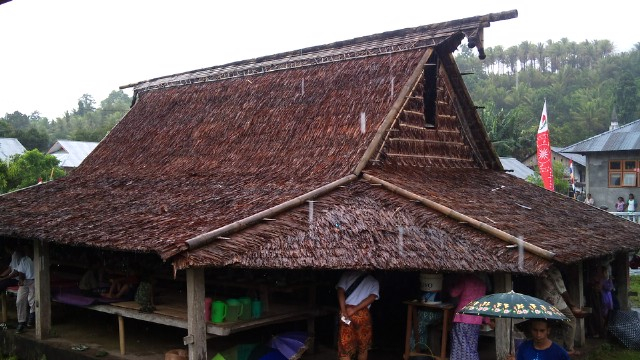 Keunikan rumah adat Baileo. Sumber: commons.wikimedia.org