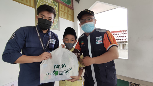 Tim Rumah Sosial Kutub, Nanang Ardiansyah saat menyerahkan paket bantuan Yatim Tersenyum secara simbolis. Foto: Dok. Rumah Sosial Kutub
