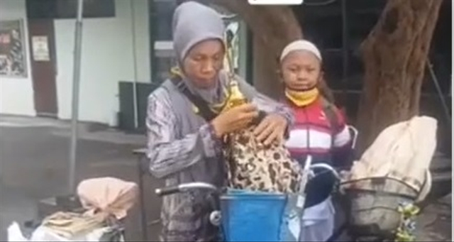 Sulastri saat mengantar anaknya, Ipul mengikuti lomba karate. Foto: tangkapan layar video viral