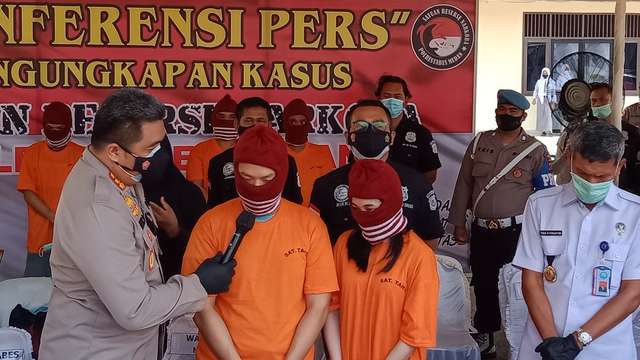 Polisi saat mengungkap kasus Pasutri di Medan jual kopi dicampur ekstasi, di Mapolrestabes Medan, Selasa (14/9).
 Foto: Dok. Istimewa