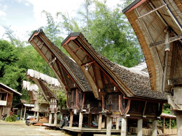 ilustrasi keunikan rumah adat Tongkonan khas Tana Toraja, sumber gambar: https://www.freepik.com/