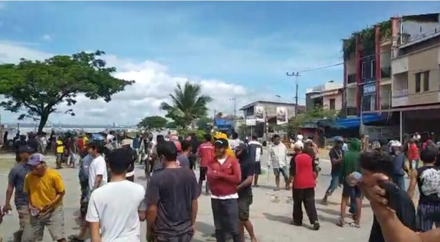 Bentrok pecah di TPI Sodoha,Kecamatan Kendari Barat, Kota Kendari. Foto: Tangkapan layar video.