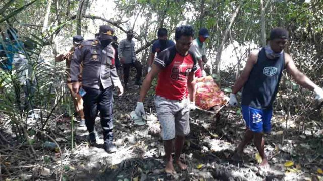 Suasana evakuasi mayat perempuan yang ditemukan tersangkut di akar pohon Bakau di Desa Minahaki, Kecamatan Moilong, Kabupaten Parigi Moutong, Sulawesi Tengah, Selasa (14/9). Foto: Istimewa