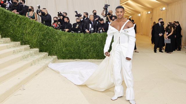 8 Selebriti Pria dengan Busana Paling Nyentrik di Met Gala 2021 (632091)