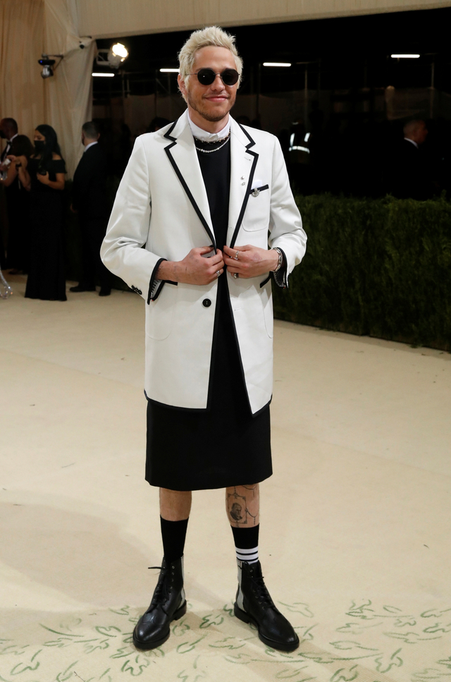 Pete Davidson di Met Gala 2021, di New York City, Amerika Serikat, Senin (13/9). Foto: Mario Anzuoni/REUTERS