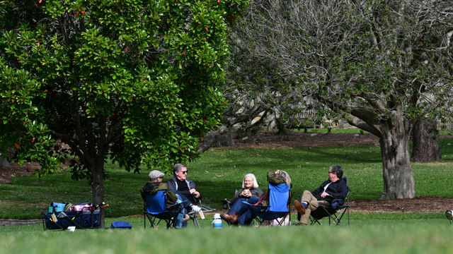 Sejumlah orang menikmati sore mereka di Botanic Garden di Sydney, Australia, Senin (13/9). Foto: Saeed KHAN/AFP