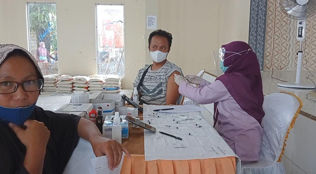 Warga saat ikut program vaksinasi dari Polsek Payung.