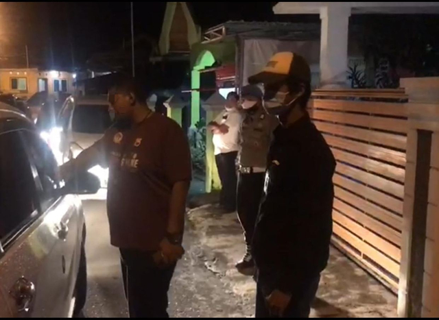 Anggota Ditreskrimum Polda Maluku Utara saat mencegat mobil yang dikendarai Bripka R. Foto: Istimewa