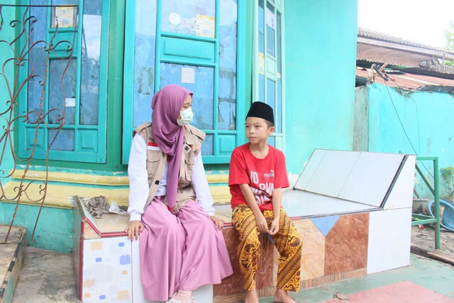 Anil bersama Kiki, salah satu staf PPPA Daarul Qur'an Palembang