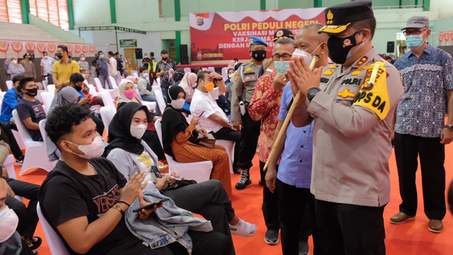 Kapolda Riau, Irjen Pol Agung Setya Imam Effendi, saat meninjau pelaksanaan vaksinasi di kampus Universitas Islam Riau (UIR). 