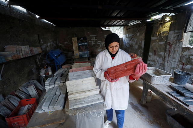 Rawan Rajb, perempuan Palestina membuat batu hiasan dari bahan daur ulang di Turkam, Tepi Barat.  Foto: Mohamad Torokman/REUTERS