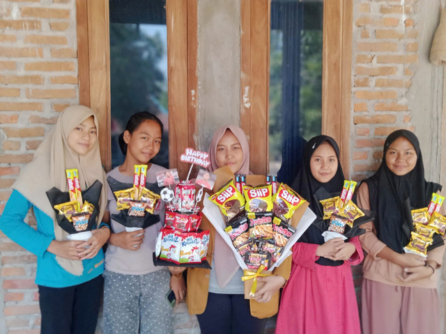 Kue ulang tahun dan buket dari aneka jajanan hasil buatan mahasiswa Univet Bantara Sukoharjo dan remaja Dusun Randugunting.