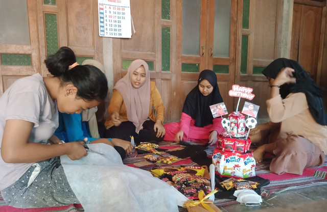 Mahasiswa KKN Univet Ajak Remaja Membuat Kue Ulang Tahun dan Buket dari Jajanan (1029098)