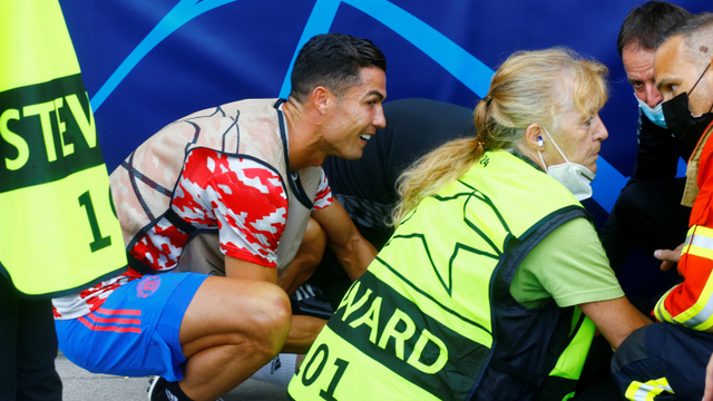 Pemain Manchester United Cristiano Ronaldo melihat seorang penjaga keamanan yang terkena bola tembakannya sebelum pertandingan melawan BSC Young Boys di Stadion Wankdorf, Bern, Swiss. Foto: Arnd Wiegmann/REUTERS