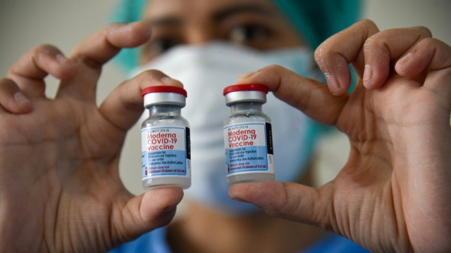 Petugas kesehatan menunjukkan vaksin COVID-19 Moderna saat vaksinasi dosis ketiga di Rumah Sakit Umum Pusat (RSUP) Haji Adam Malik, Medan, Sumatera Utara.  Foto: Fransisco Carolio/ANTARA FOTO
