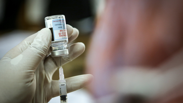 Petugas menyiapkan vaksin Moderna saat vaksinasi dosis ketiga di Kantor Dinas Kesehatan Kota Tangerang, Banten.  Foto: Fauzan/ANTARA FOTO